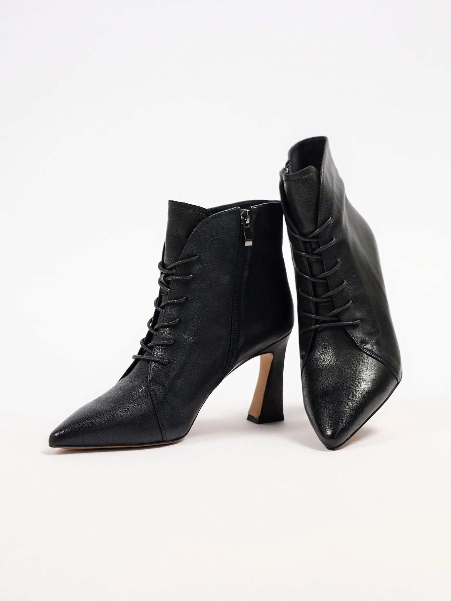 Ботильоны черного цвета со шнуровкой на высоком каблуке